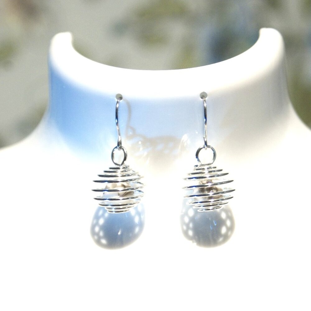 Small globe dangle earrings with green beads ED-6-005